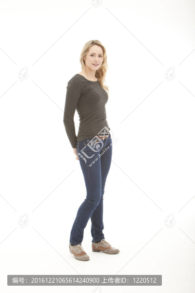 站在白色背景上的金發(fā)女人