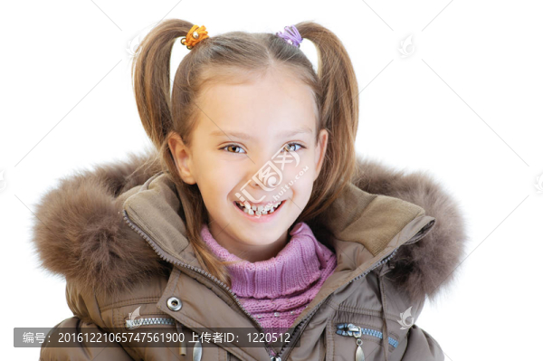 穿棕色夾克的小女孩