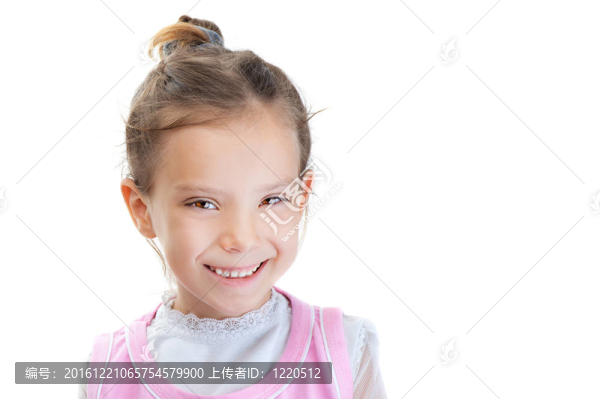 穿著粉色連衣裙的小女孩詭秘的微笑
