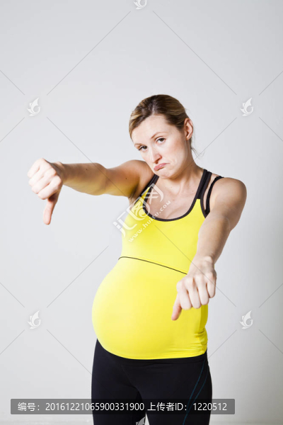 孕婦拇指向下