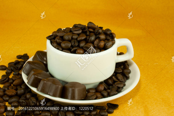 裝滿咖啡豆和巧克力糖的杯子