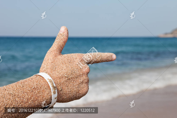 手的食指指著海灘