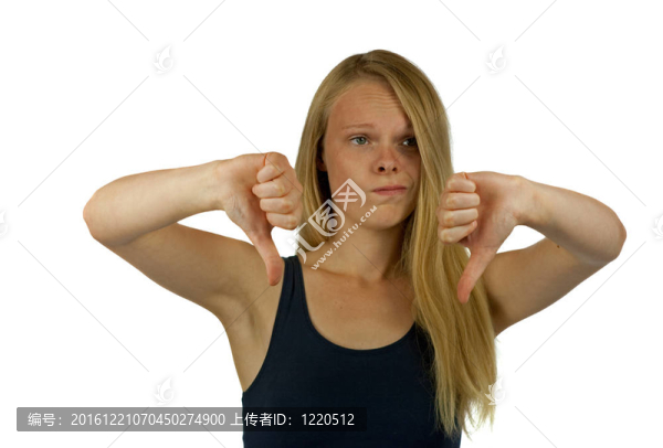 用拇指放在白色背景的手勢(shì)的年輕女子