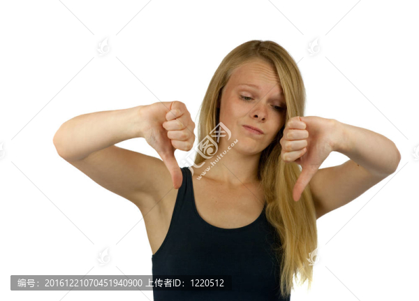 用拇指放在白色背景的手勢的年輕女子