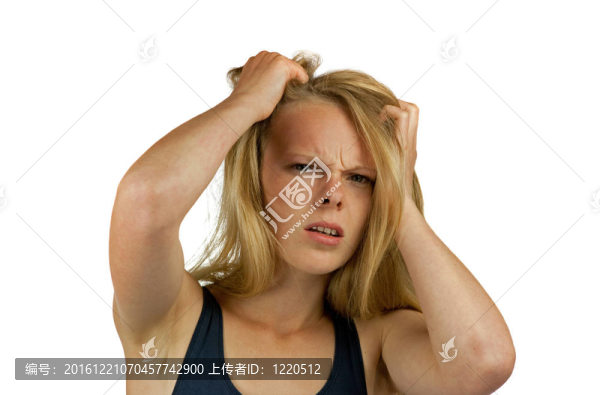 年輕女子在白色背景上撕扯頭發(fā)