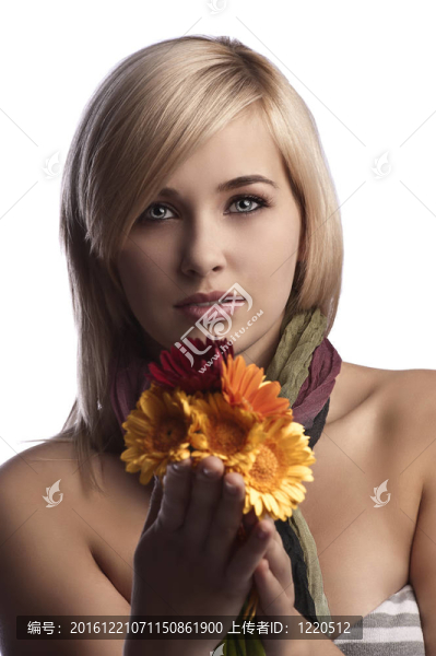 漂亮的金發(fā)女孩拿著橘紅色的花