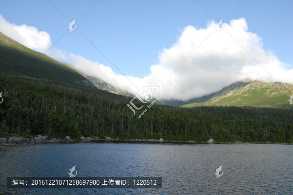 山上的湖