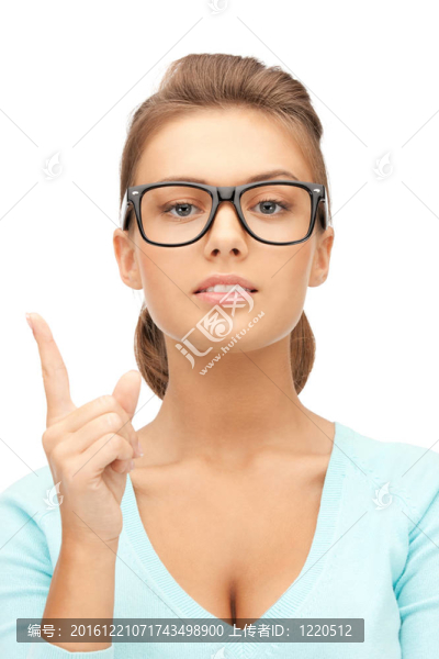 女人用手指向上