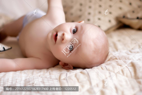 在地板上玩耍的嬰兒
