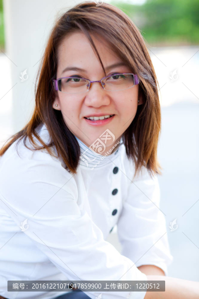 女人在找你。