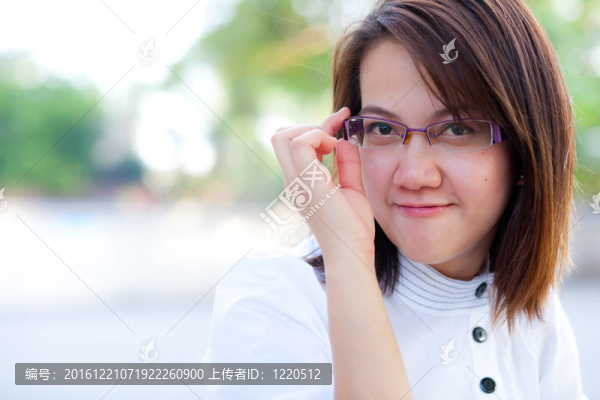 女人在找你。