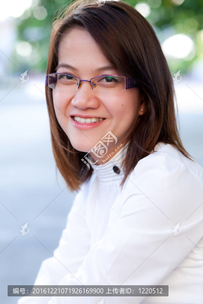 女人在找你。