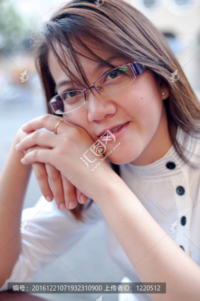 女人在找你。