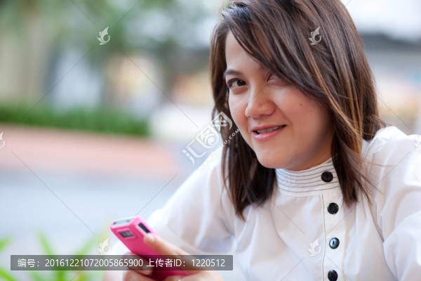 女人在找你。