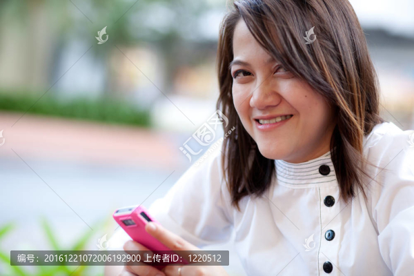 女人在找你。