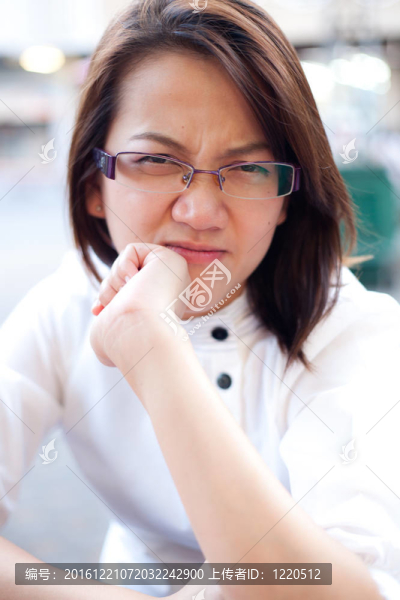 女人在找你。