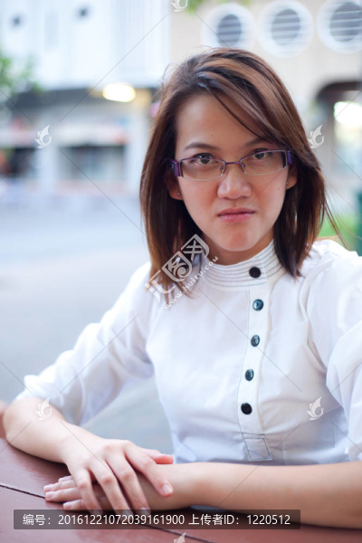 女人在找你。