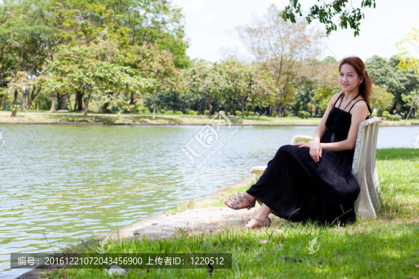 坐在花園里的女人。