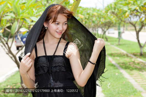 穿黑衣服的婦女在花園里。