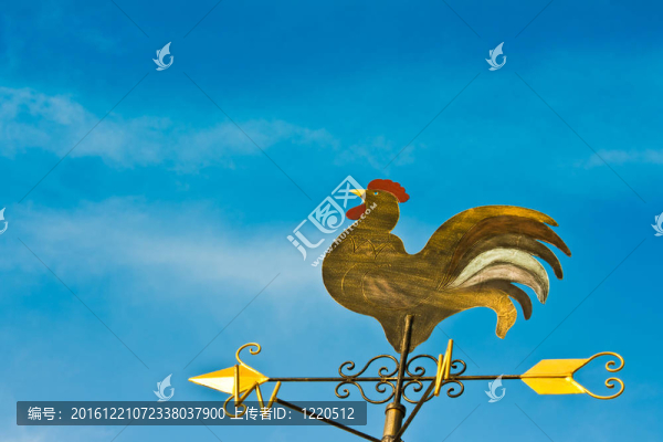 小公雞風(fēng)向標(biāo)對著藍(lán)天