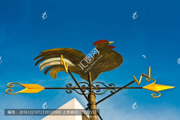 小公雞風(fēng)向標(biāo)對(duì)著藍(lán)天