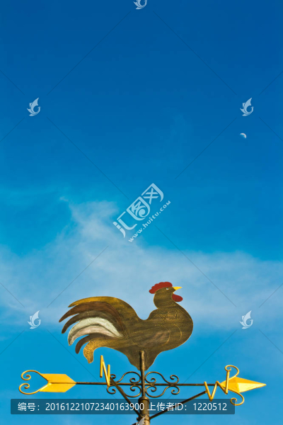 小公雞風(fēng)向標(biāo)對著藍(lán)天