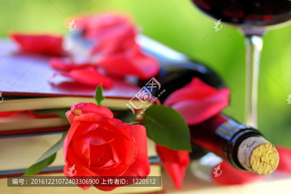 書上的紅玫瑰花瓣和酒瓶。