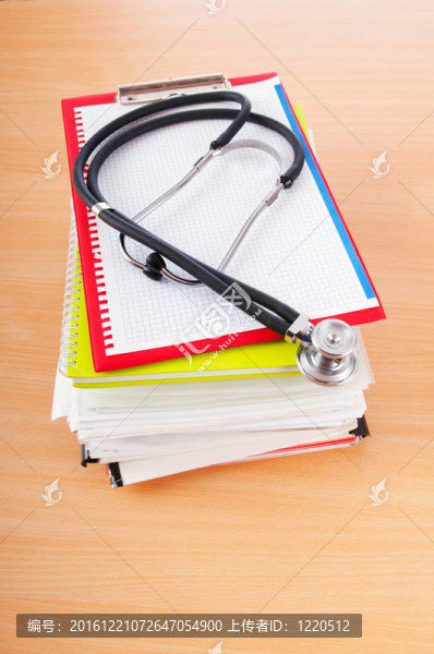 用聽診器和書醫(yī)學概念