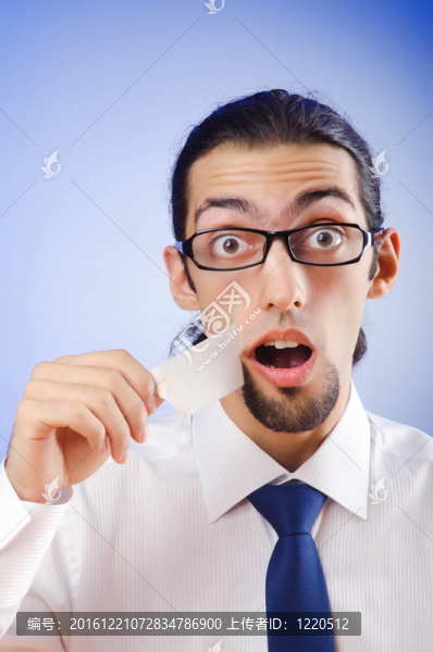 商人用嘴唇封住