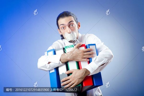 商人用嘴唇封住
