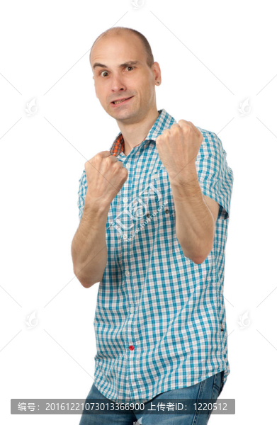 人準(zhǔn)備戰(zhàn)斗，握緊他的牙齒