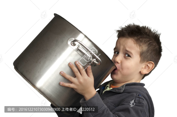 孩子喝牛奶從一個大的平底鍋