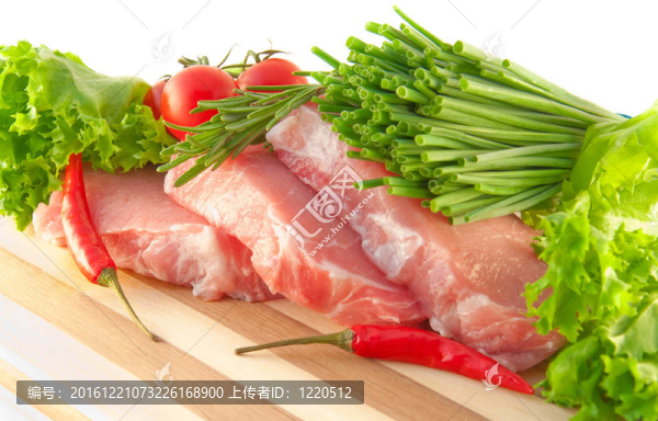 西紅柿；洋蔥；胡椒和白色背景的肉