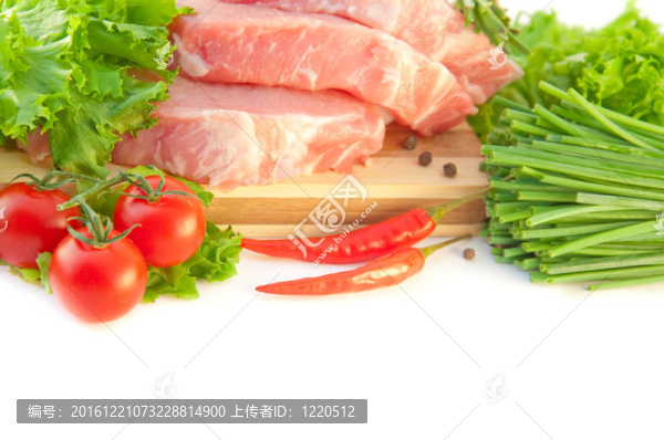 西紅柿；洋蔥；胡椒和白色背景的肉