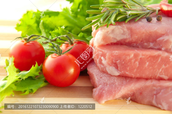 西紅柿；洋蔥；胡椒和白色背景的肉