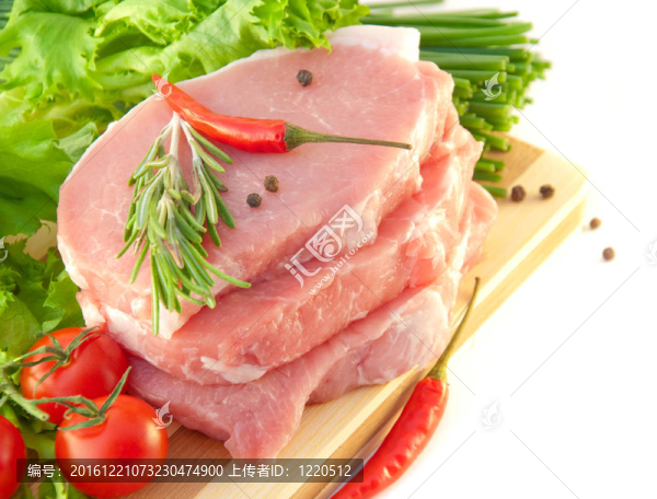 西紅柿；洋蔥；胡椒和白色背景的肉