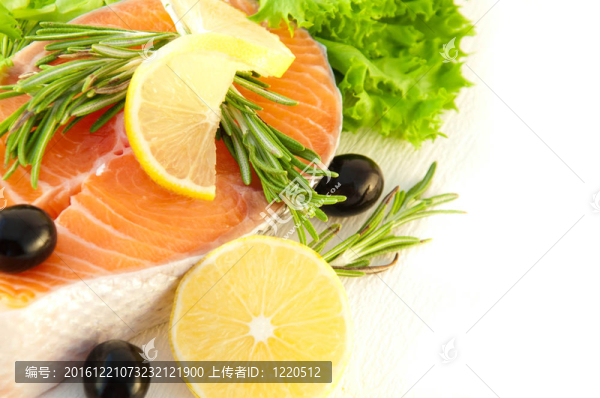 加檸檬的鮭魚(yú)；白色背景上的橄欖和迷迭香