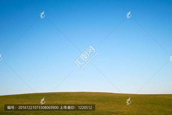 秋天的草地和天空