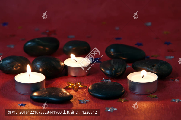 在紅色背景上點燃的蠟燭
