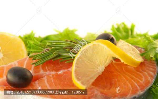 加檸檬的鮭魚；白色背景上的橄欖和迷迭香
