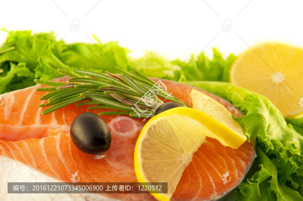 加檸檬的鮭魚(yú)；白色背景上的橄欖和迷迭香