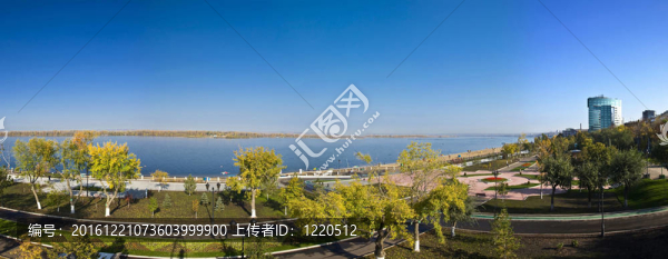 河上一座大城市的全景。碼頭.Samara；俄羅斯。秋天的景色。