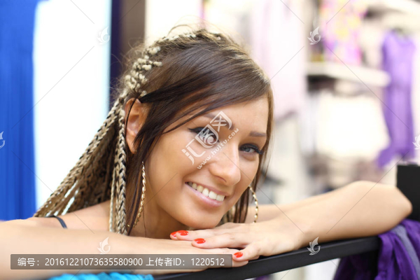 年輕女孩買(mǎi)衣服