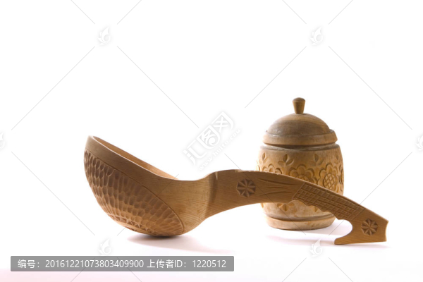 制備的尖叫聲在白色背景上的木制餐具