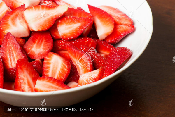 碗中的草莓
