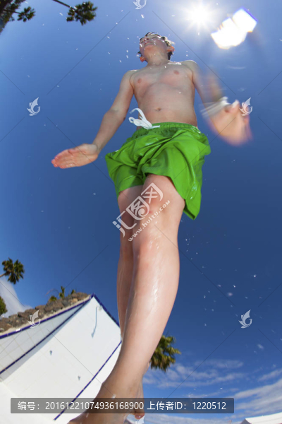 跳藍池的男孩