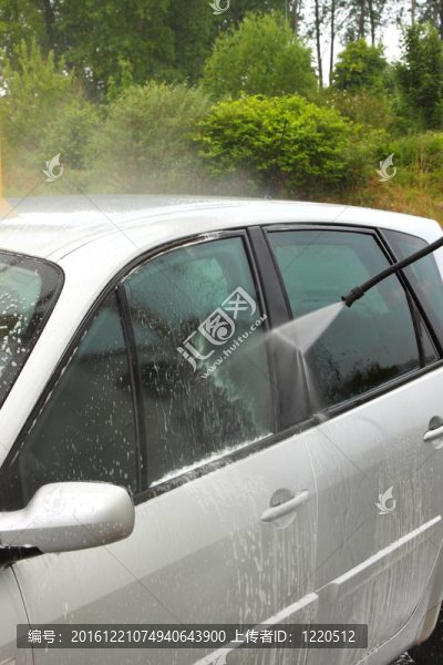 用水和洗發(fā)水清洗汽車(chē)