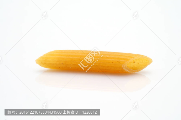 孤立的意大利通心粉。
