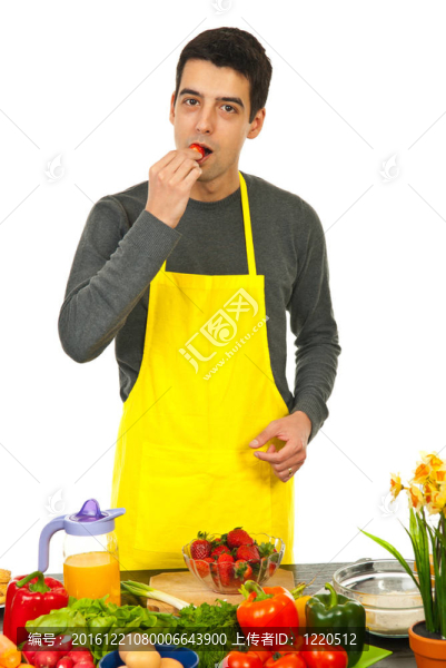 廚師在廚房吃草莓