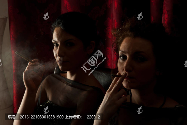 婦女在夜間吸煙